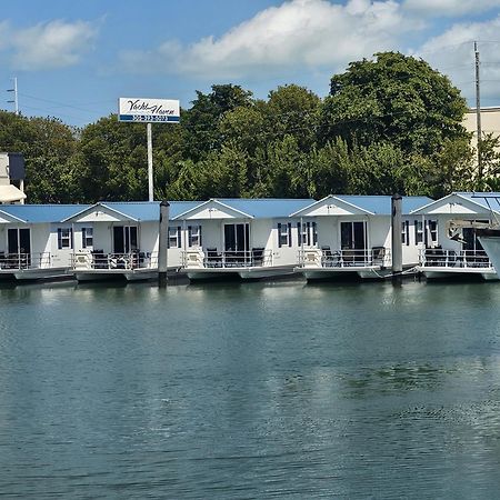 Yacht Haven Hotel Marathon Exterior photo